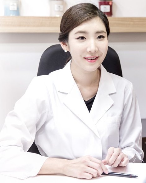 진료실 책상에서 상담하는 대표원장 김유정(흰 가운)