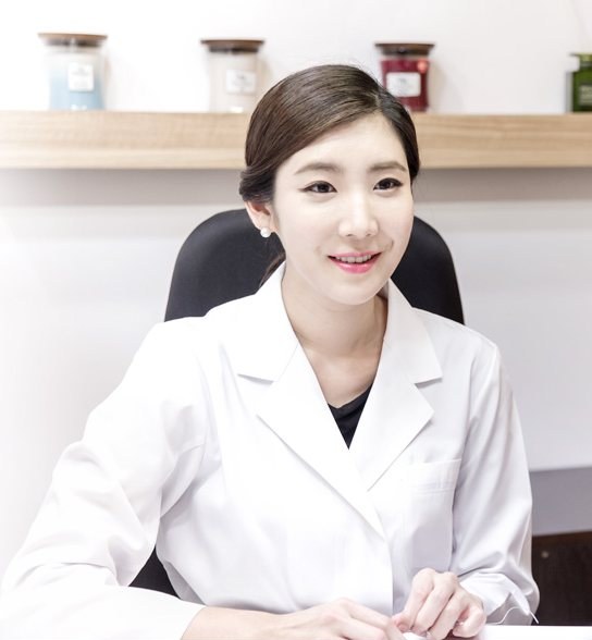진료실 책상에서 상담하는 대표원장 김유정(흰 가운)