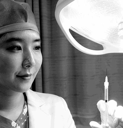 수술 모자를 쓴 대표원장 김유정(흑백)